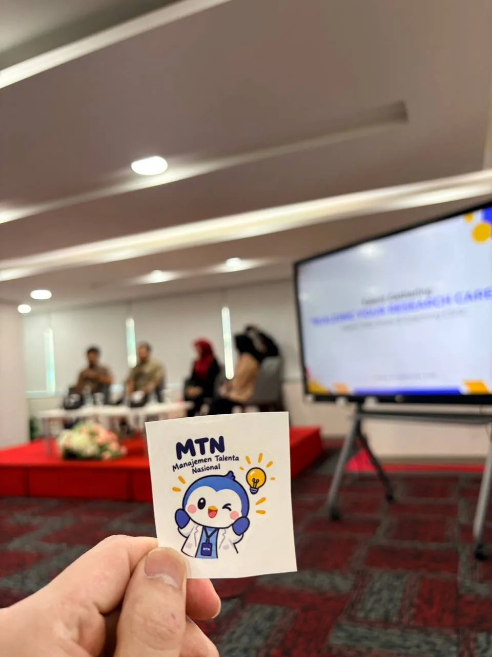 Kartu bertuliskan MTN Manajemen Talenta Nasional di depan ruang acara