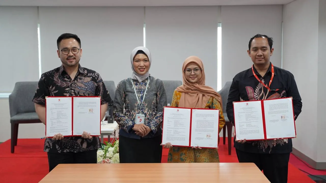 Empat perwakilan berfoto sambil menunjukkan dokumen terbuka bersampul merah