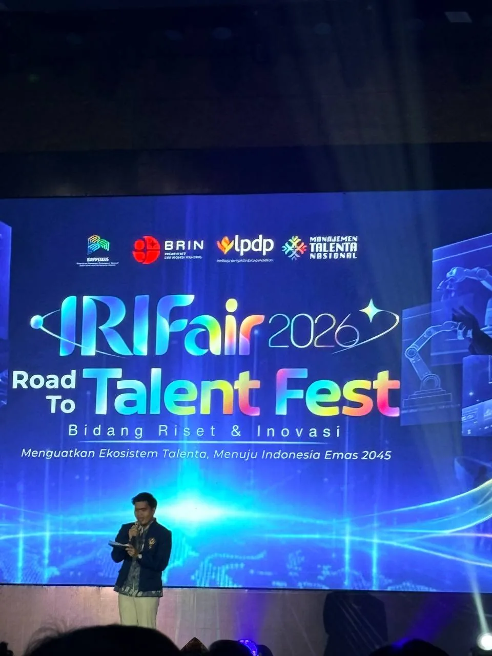 Pembawa acara berdiri di depan panggung IRIFair 2026 Road to Talent Fest
